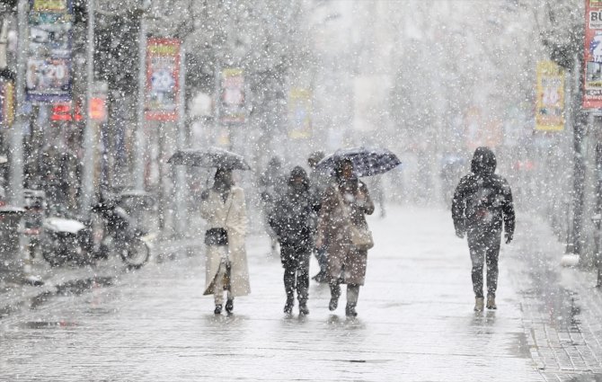 Sakarya ve Kocaeli'de kar yağışı etkili oluyor