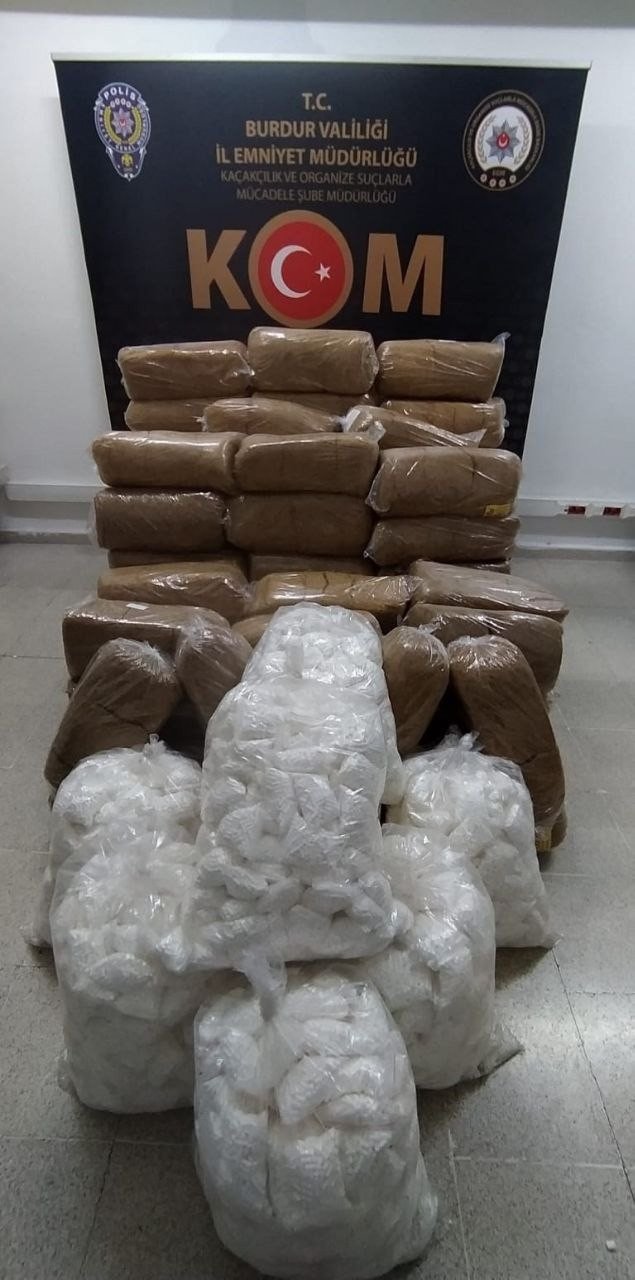 Kargoyla gönderilen kaçak ürünler ele geçirildi