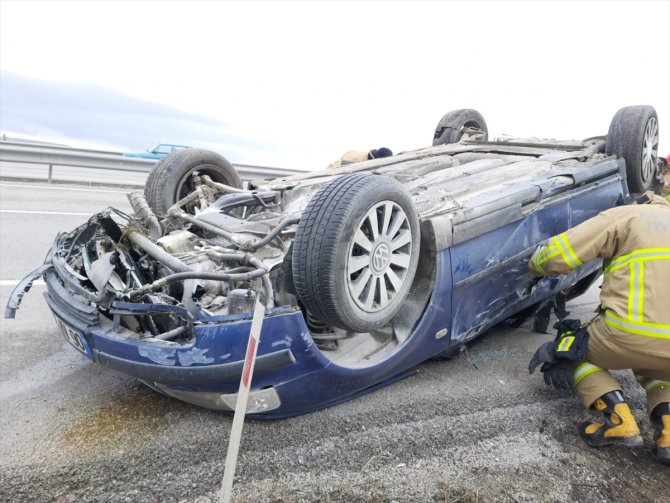 Devrilen otomobildeki 2 kişi yaralandı