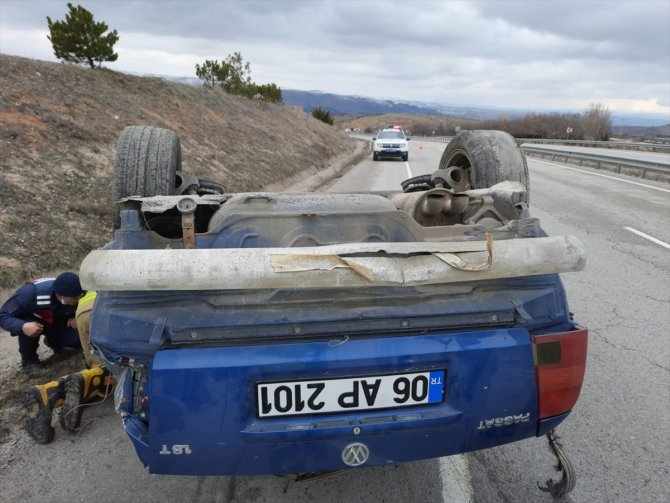 Devrilen otomobildeki 2 kişi yaralandı