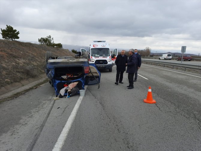 Devrilen otomobildeki 2 kişi yaralandı