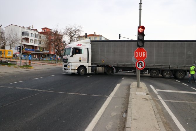 Yolcu treni işçi servisine çarptı