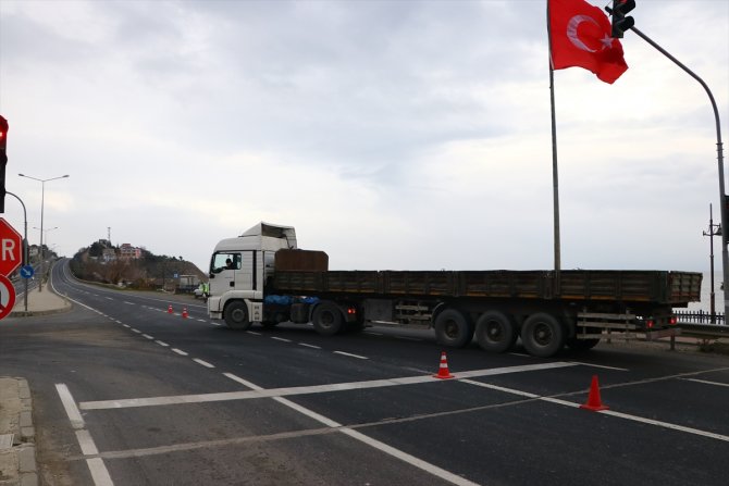 Yolcu treni işçi servisine çarptı