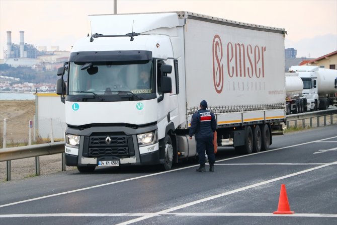 Yolcu treni işçi servisine çarptı
