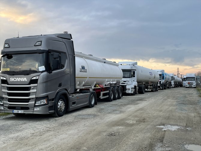 Yolcu treni işçi servisine çarptı