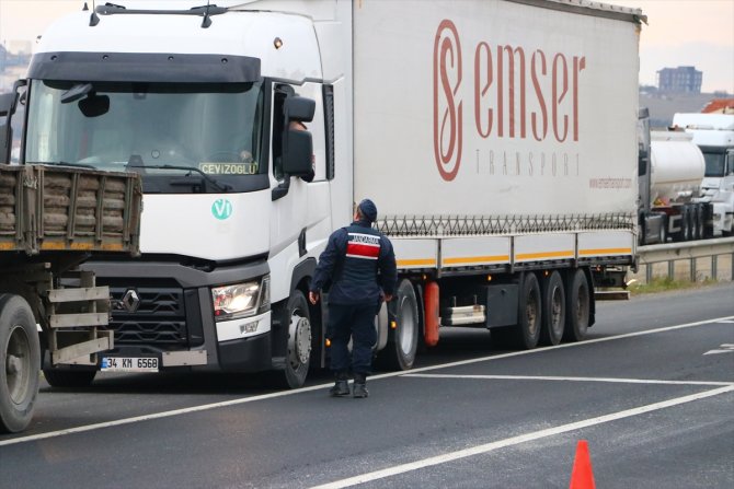 Yolcu treni işçi servisine çarptı