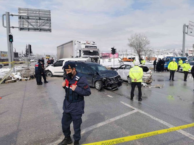 kontrolden çıkan tır 7 aracı biçti:  1 ölü, 11 yaralı