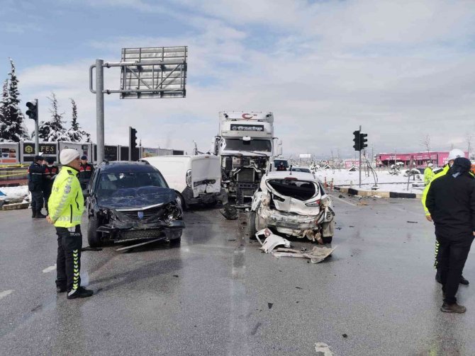 kontrolden çıkan tır 7 aracı biçti:  1 ölü, 11 yaralı