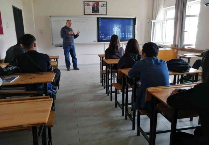 Öğrencilere kompost gübre yapımı eğitimi