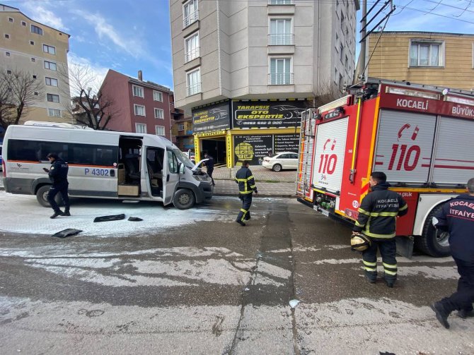 Park halindeki aracın motor kısmında yangın çıktı