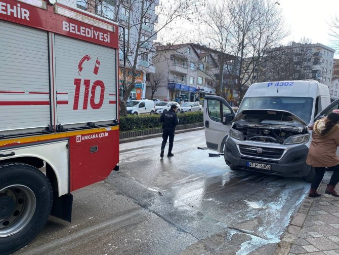 Park halindeki aracın motor kısmında yangın çıktı