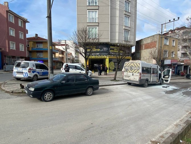Park halindeki aracın motor kısmında yangın çıktı