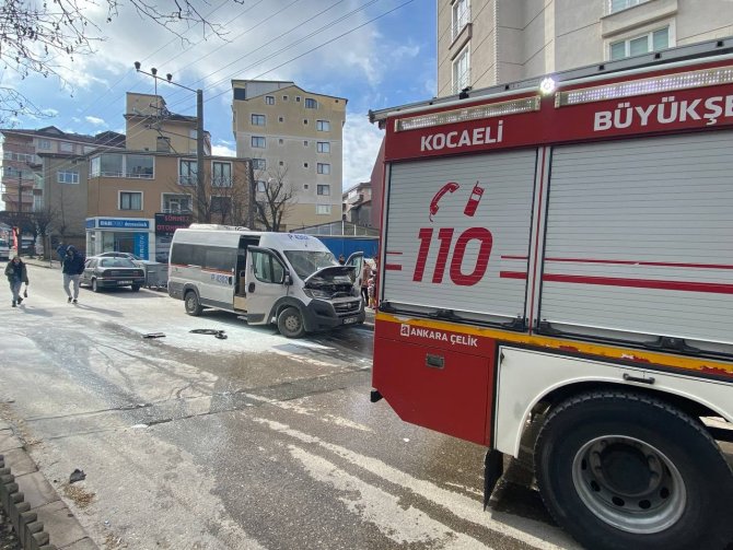 Park halindeki aracın motor kısmında yangın çıktı