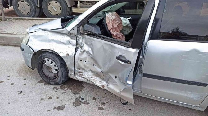 Tanker ile otomobil kavşakta çarpıştı: 1 yaralı