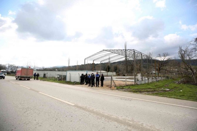 Tarım arazisindeki kaçak yapılar yıkıldı