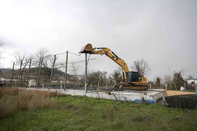 Tarım arazisindeki kaçak yapılar yıkıldı