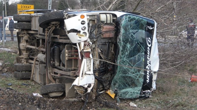 Trenle işçi servisi çarpıştı: 27 yaralı