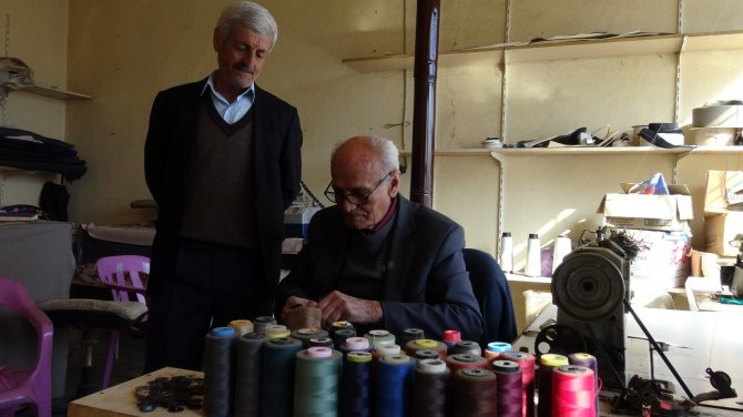 Yarım asırlık terzi mesleğini sürdürüyor