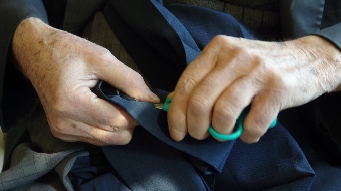 Yarım asırlık terzi mesleğini sürdürüyor