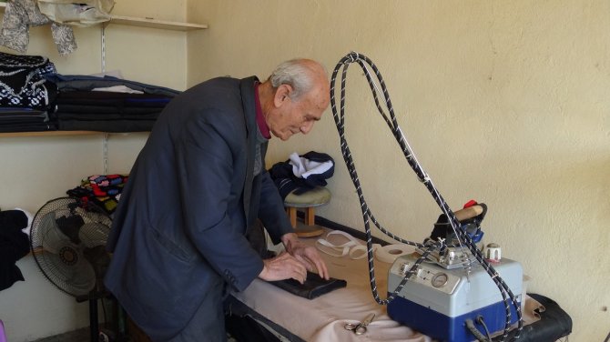 Yarım asırlık terzi mesleğini sürdürüyor