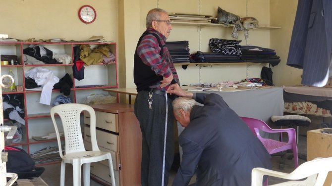 Yarım asırlık terzi mesleğini sürdürüyor