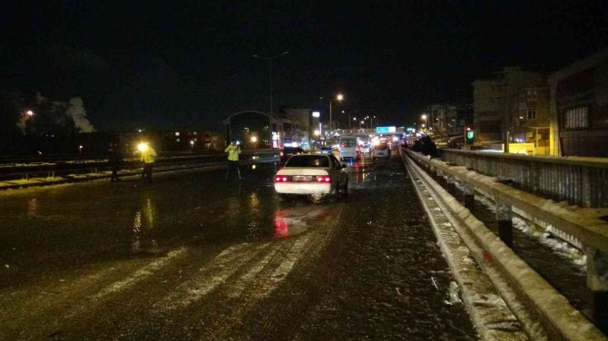 13 aracın karıştığı trafik kazasında yollar 1 saatin sonunda açıldı