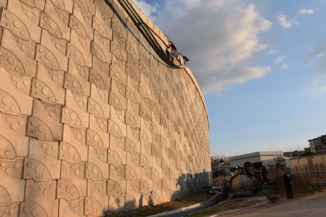 20 metre yükseklikten düşen kamyonun sürücüsü hayatını kaybetti
