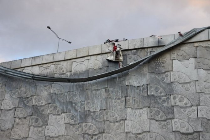 20 metre yükseklikten düşen kamyonun sürücüsü hayatını kaybetti