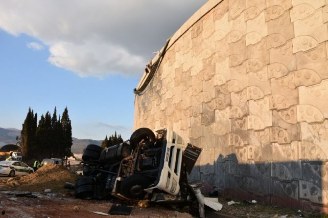 20 metre yükseklikten düşen kamyonun sürücüsü hayatını kaybetti