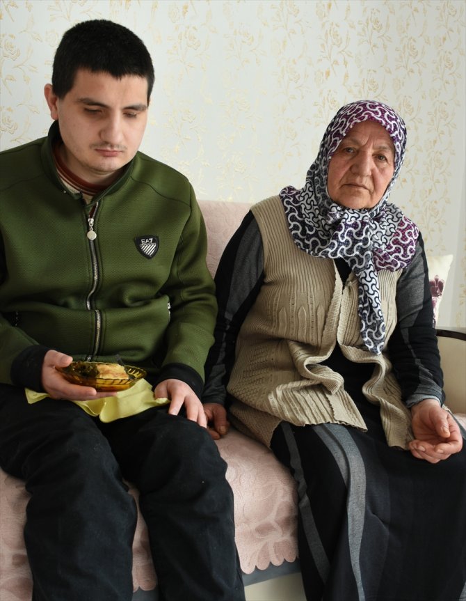 Görme engelli Emre'yi babaannesinin fedakarlığı hayata bağlıyor