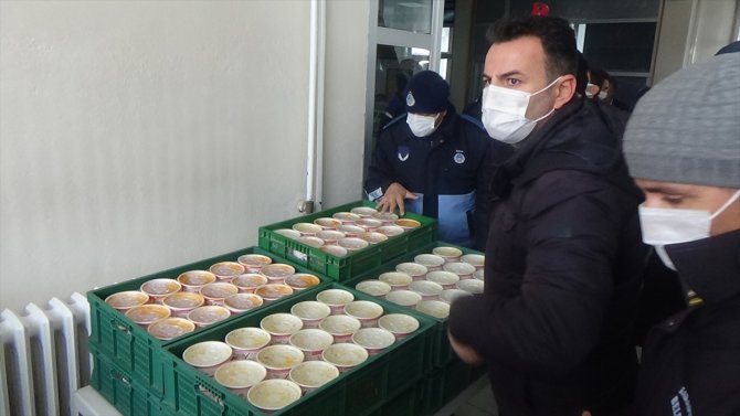 Karapınar'da yolda mahsur kalanlara çorba ikramı