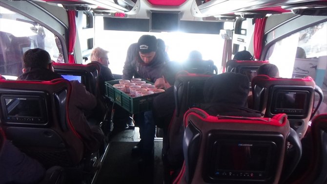 Karapınar'da yolda mahsur kalanlara çorba ikramı