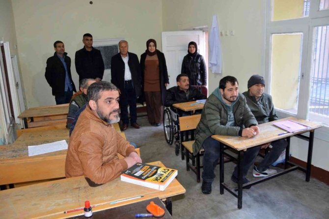 Engelliler ücretsiz kurslarla topluma kazandırılıyor