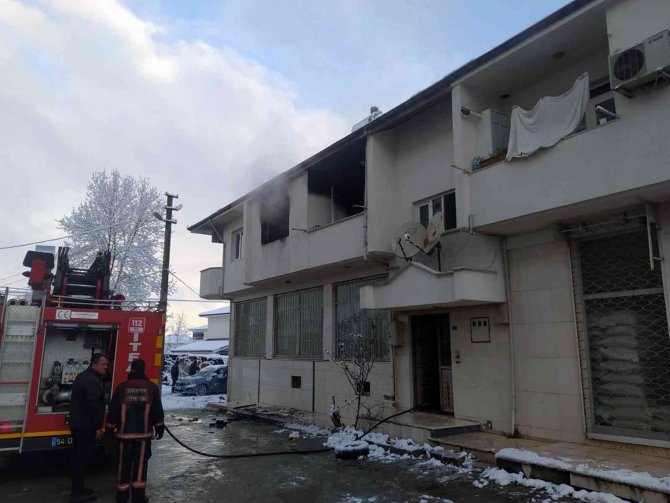 İki katlı ev alevlere teslim oldu