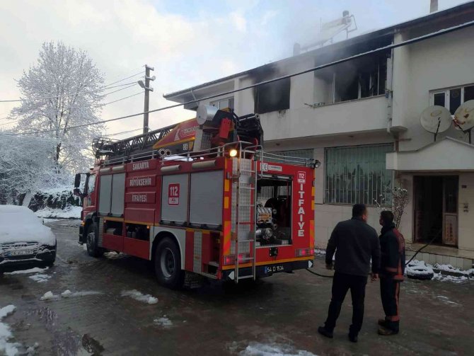 İki katlı ev alevlere teslim oldu