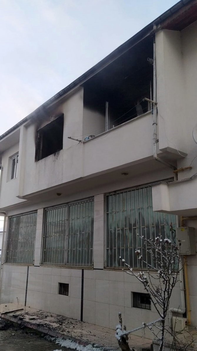 İki katlı ev alevlere teslim oldu