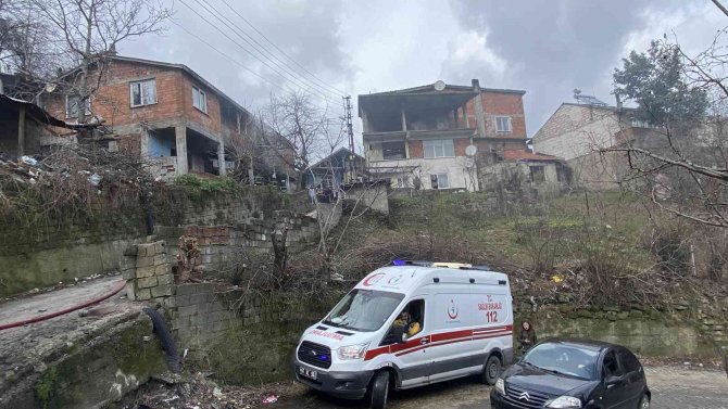 İki katlı ev sobadan çıkan yangında kullanılamaz hale geldi
