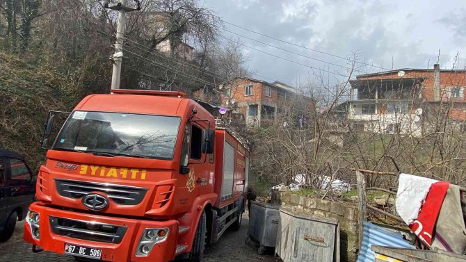 İki katlı ev sobadan çıkan yangında kullanılamaz hale geldi