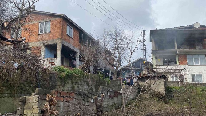 İki katlı ev sobadan çıkan yangında kullanılamaz hale geldi