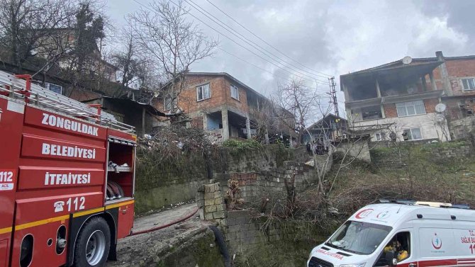 İki katlı ev sobadan çıkan yangında kullanılamaz hale geldi