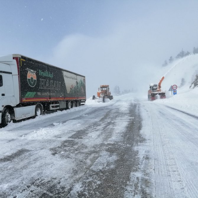 Kapalı yolları açmaya çalışan karayolları ekibi karda mahsur kaldı