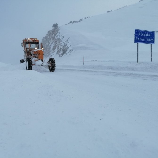 Kapalı yolları açmaya çalışan karayolları ekibi karda mahsur kaldı