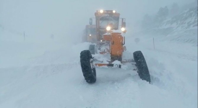 Kapalı yolları açmaya çalışan karayolları ekibi karda mahsur kaldı