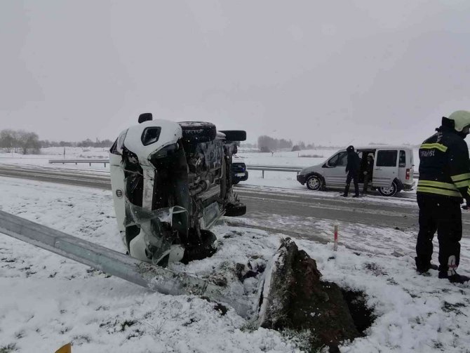 Karda kayan otomobil direğe çarptı: 3 yaralı
