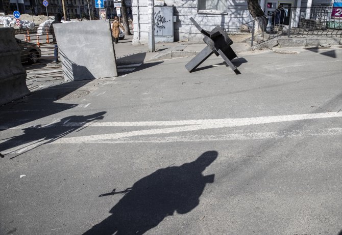 Nazilere karşı kullanılan demir kirpiler, Kiev’de Ruslara karşı sokaklara yerleştirildi