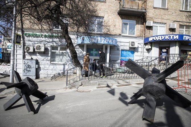 Nazilere karşı kullanılan demir kirpiler, Kiev’de Ruslara karşı sokaklara yerleştirildi