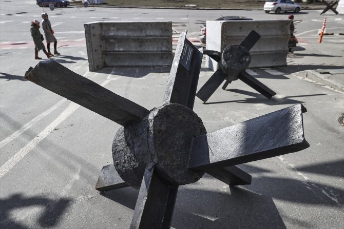 Nazilere karşı kullanılan demir kirpiler, Kiev’de Ruslara karşı sokaklara yerleştirildi