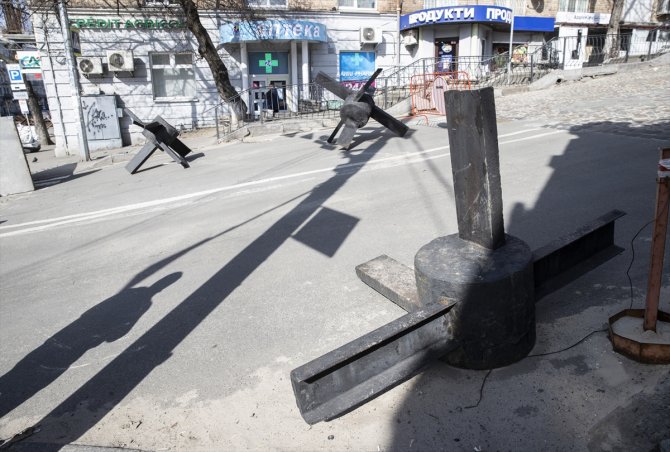 Nazilere karşı kullanılan demir kirpiler, Kiev’de Ruslara karşı sokaklara yerleştirildi