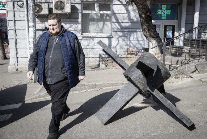 Nazilere karşı kullanılan demir kirpiler, Kiev’de Ruslara karşı sokaklara yerleştirildi