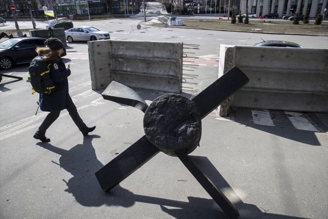 Nazilere karşı kullanılan demir kirpiler, Kiev’de Ruslara karşı sokaklara yerleştirildi